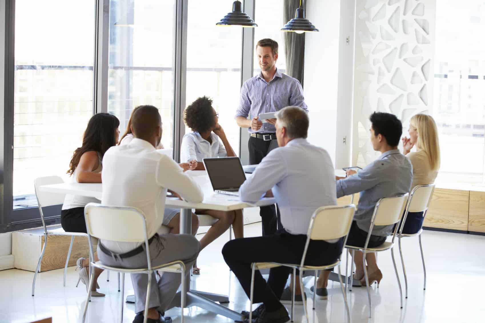 Motivate Your Sales Team in 2022: The 10 Point Checklist